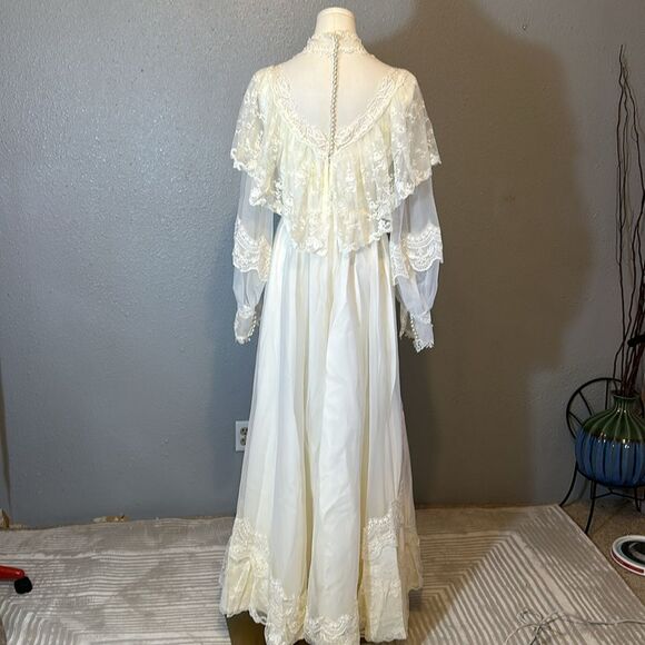 Vintage Alfred Angelo ivory lace wedding dress with veil. No size tags. - Picture 7 of 17